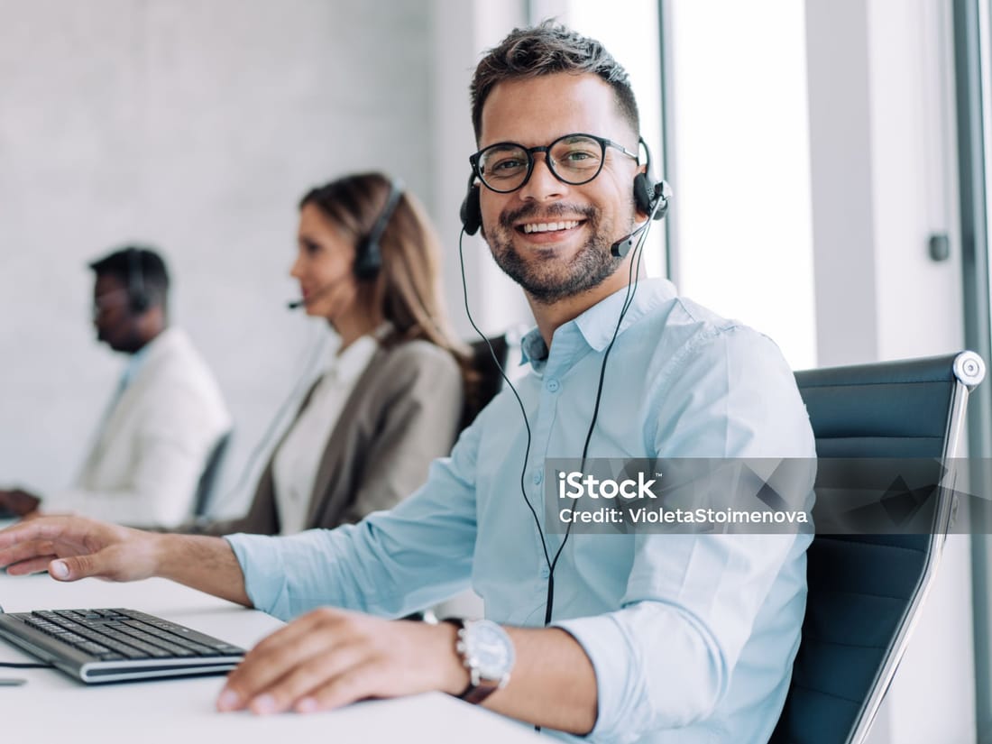 Conseiller du service clientèle Devisa au téléphone