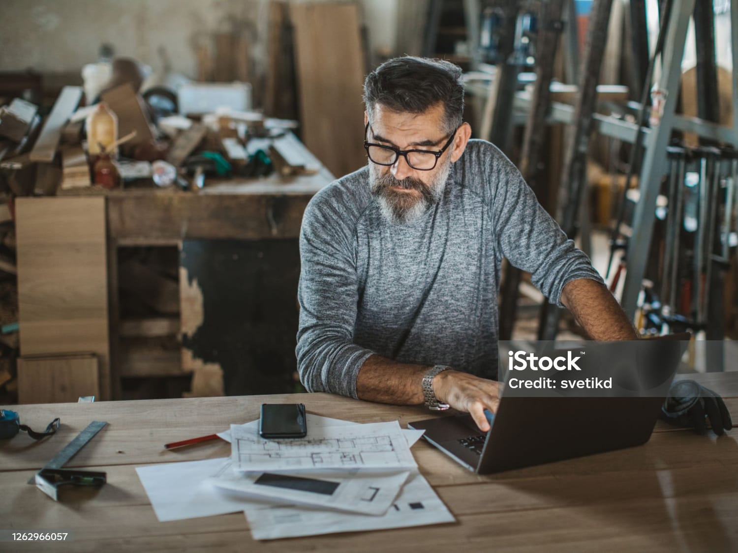 Artisane indépendante mettant à jour son catalogue de prix sur son ordinateur portable