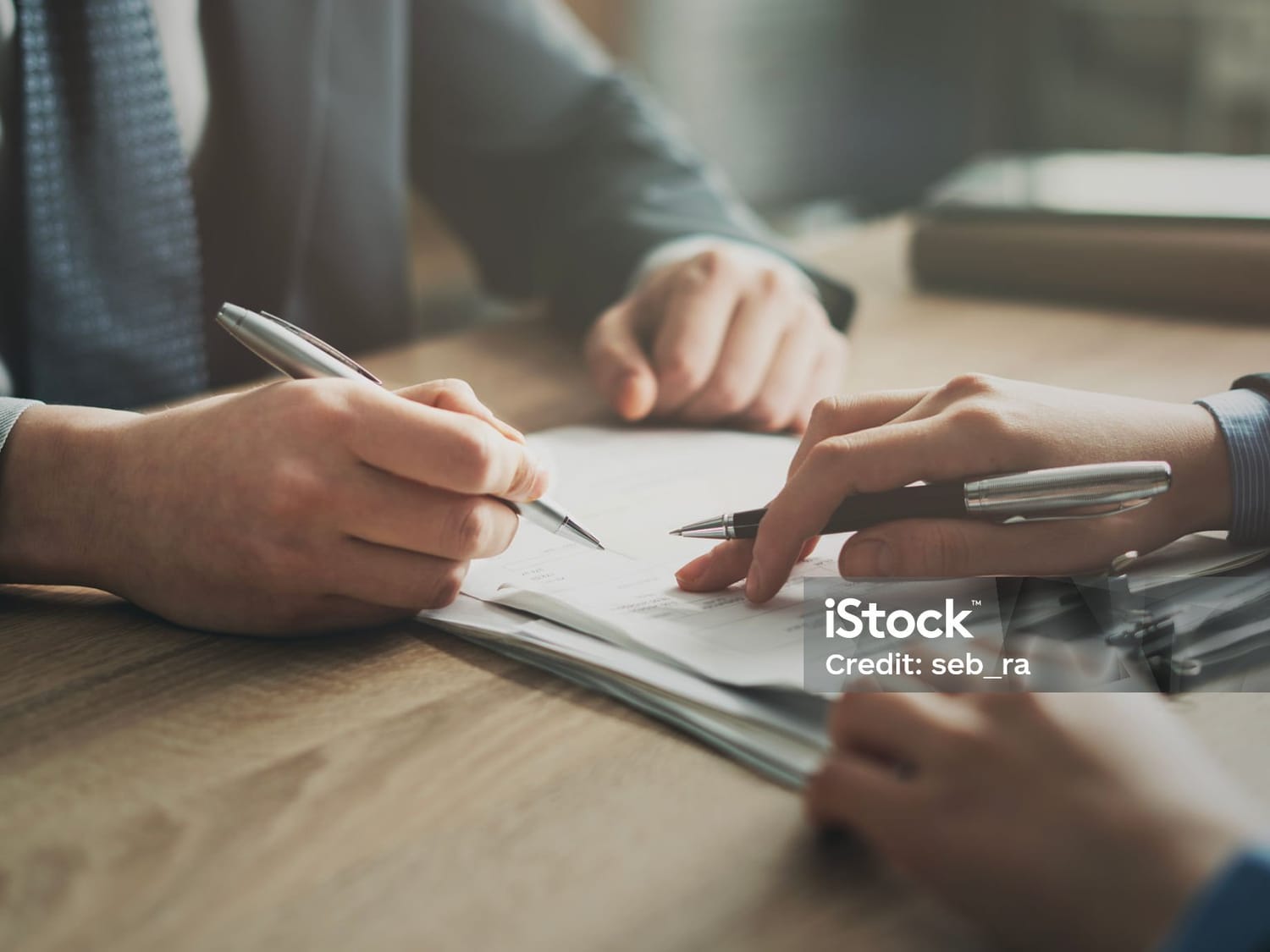 Client signant un devis au bureau