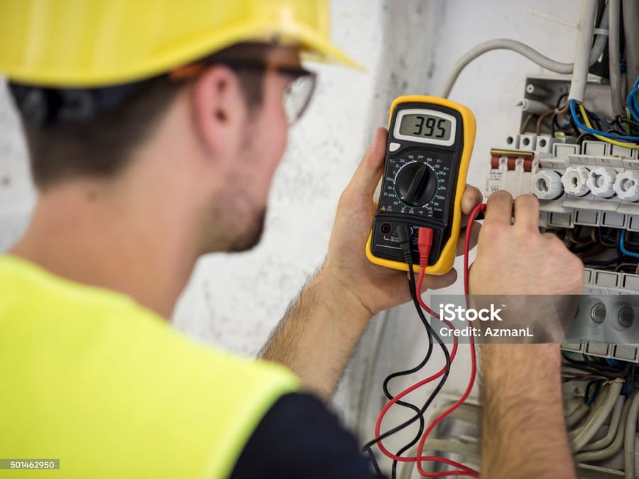 Tableau électrique en cours de raccordement