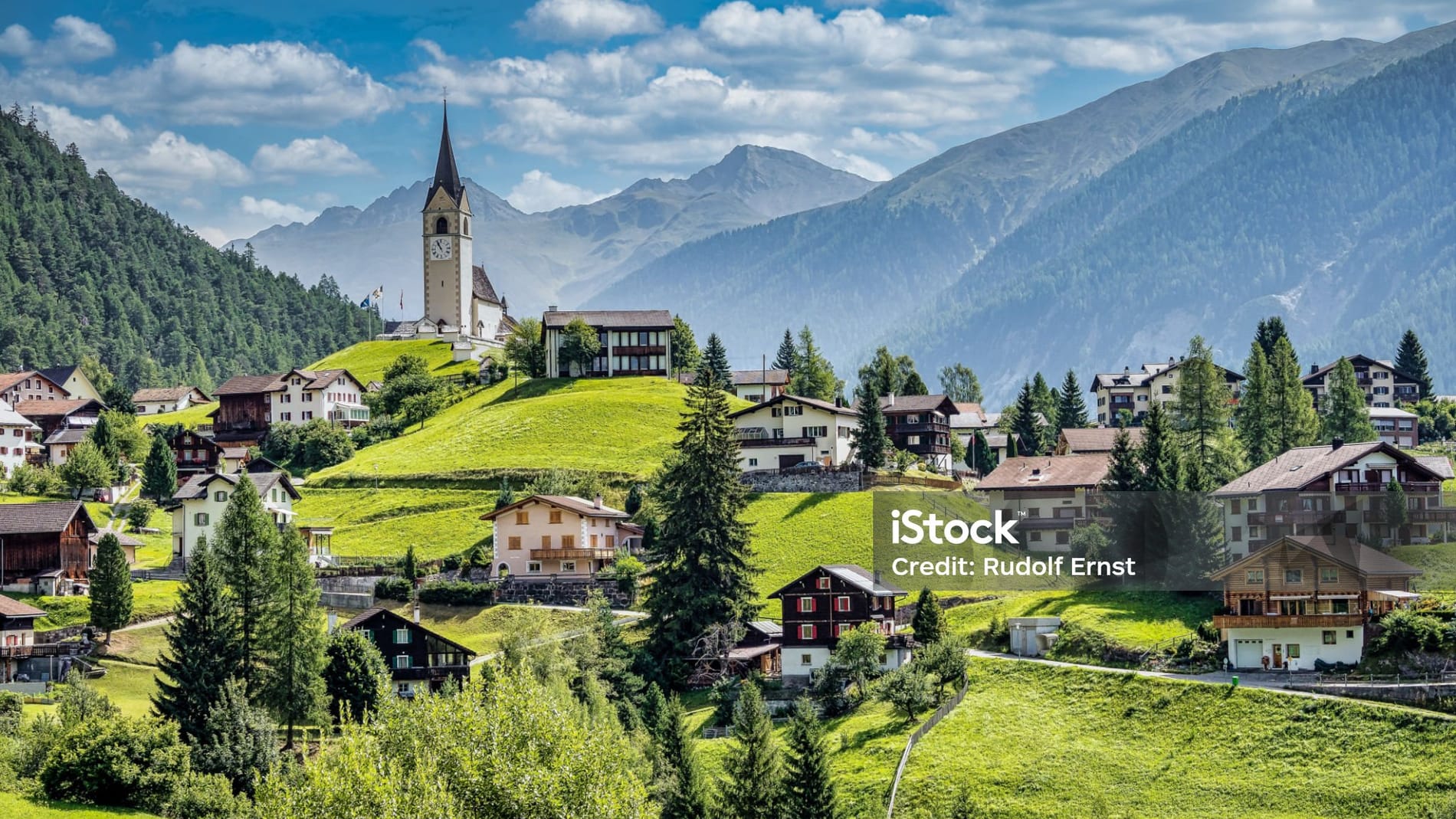 Village suisse de montagne au petit matin